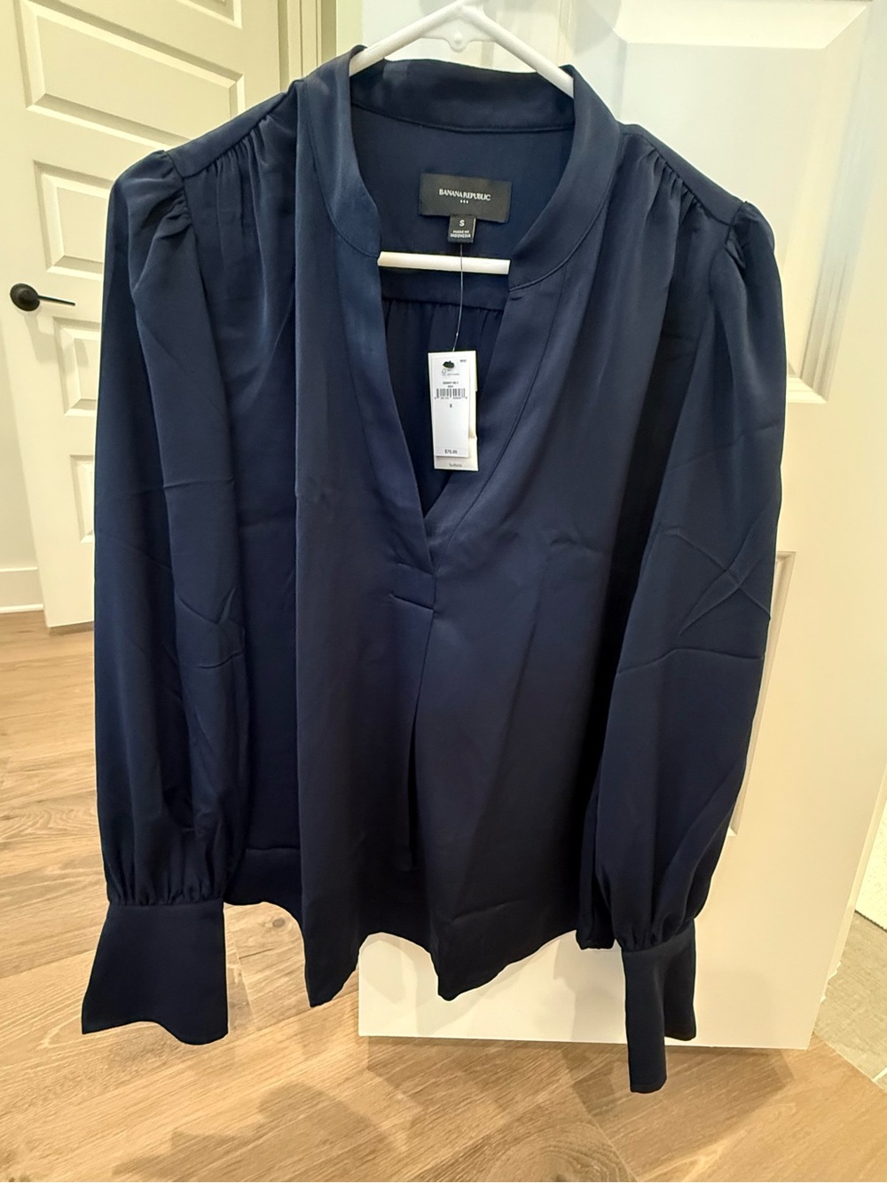 Banana Republic Women's Dark Navy V-Neck Long Sleeve Blouse NWT buttons included